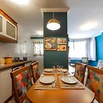 GRAMADO SOLAR REAL - 2 apts de 2 quartos no mesmo prédio, cada um comporta até 7 pessoas - IDEAL PARA GRUPOS - central - IDEAL PARA ANDAR A PÉ - nesta plataforma desde janeiro de 2015, oferecemos CREDIBILIDADE - seu PET é bem-vindo - GARAGEM COBERTA